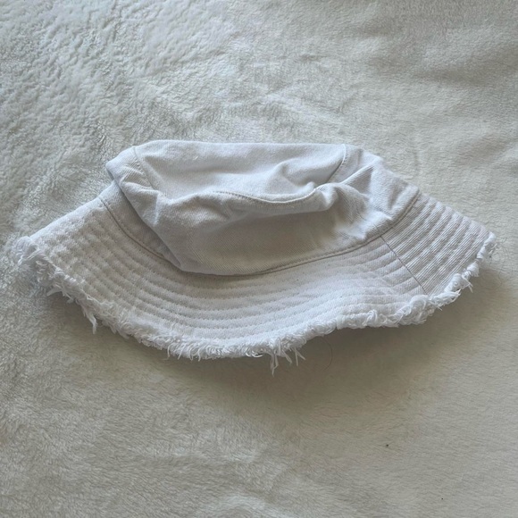 White bucket hat - Picture 2 of 5